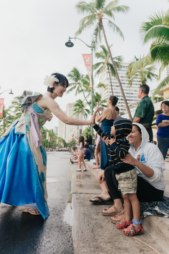 着付師・来場者との交流シーン／集合写真